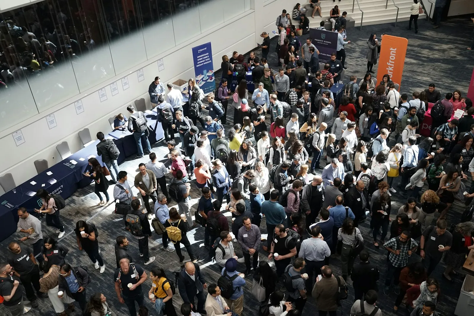 Participanți la networking, în pauza unui eveniment